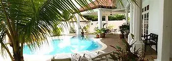 Rumah Putih Near Klia Sepang 3*,