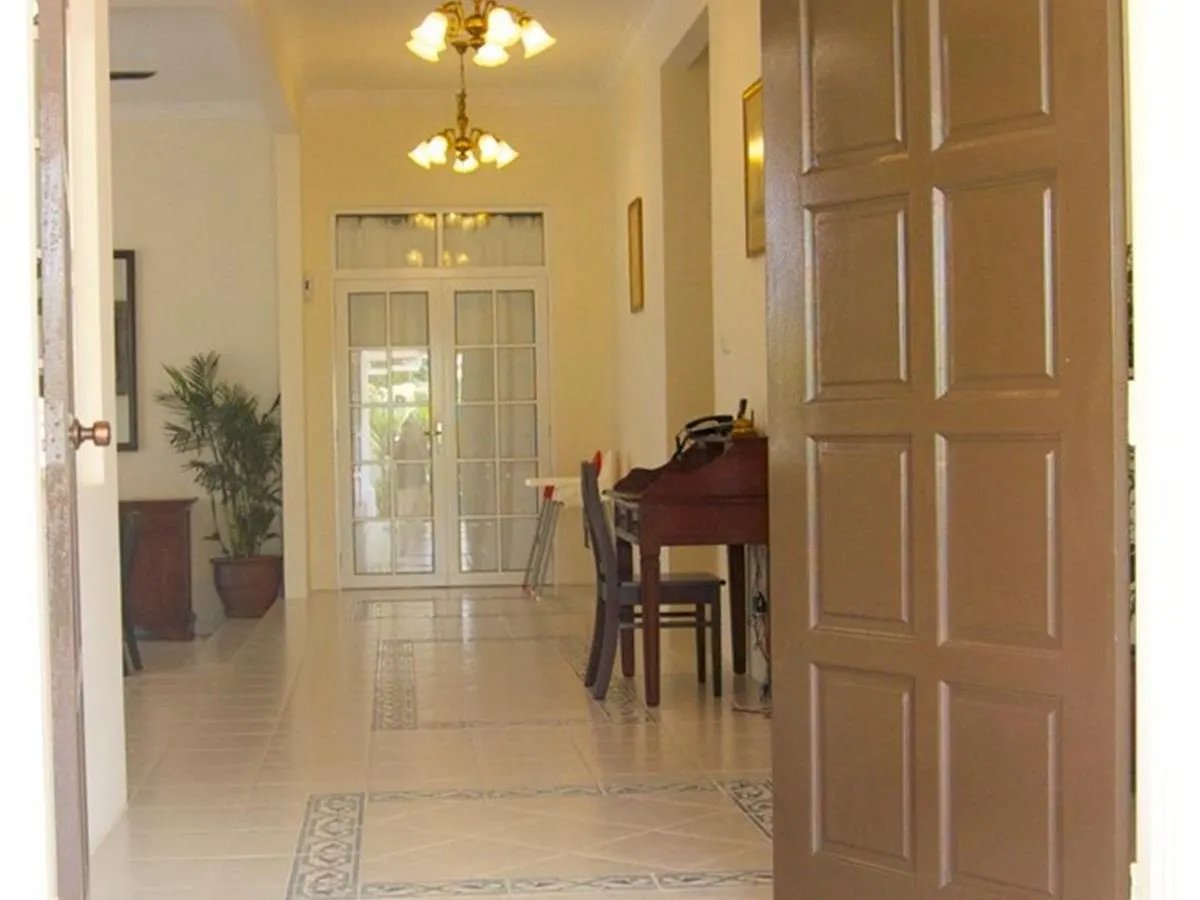 Rumah Putih Near Klia Sepang 3*,
