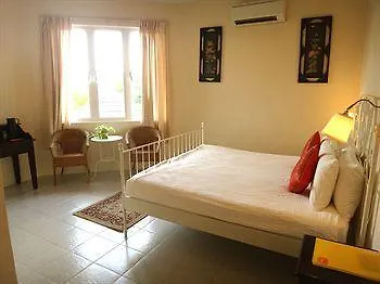 Rumah Putih Near Klia Sepang Bed & Breakfast