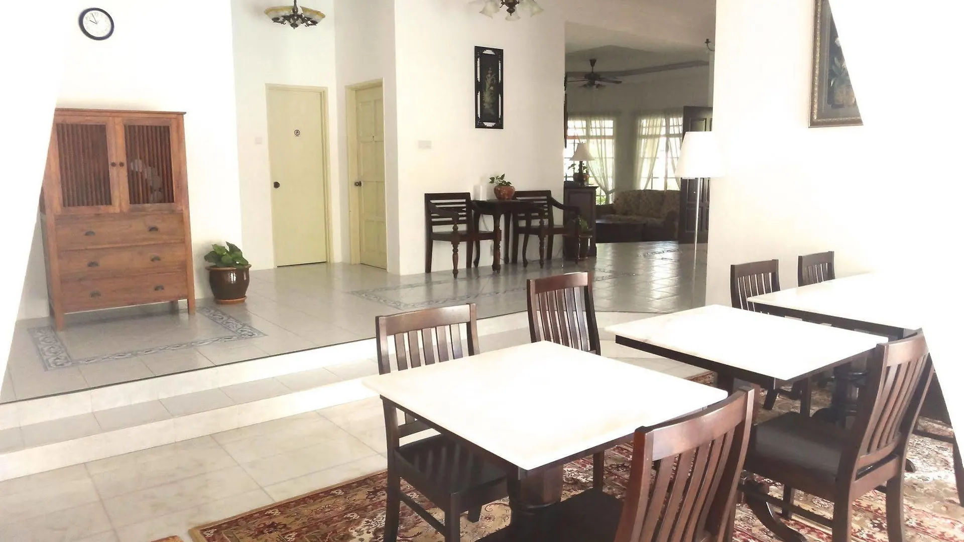 Rumah Putih Near Klia Sepang Bed & Breakfast